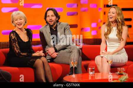 Dame Helen Mirren, Paul Rudd et Leslie Mann, pendant le tournage du Graham Norton Show aux London Studios, dans le sud de Londres, devant être diffusé sur BBC One vendredi soir. Banque D'Images