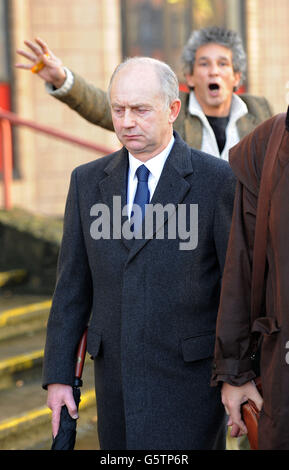 Malcolm Fyfield, gestionnaire de mine Gleision, quitte le tribunal de Cardiff où il a comparu devant le tribunal pour faire face à des accusations de négligence grave, après que Charles Breslin, Philip Hill, Garry Jenkins et David Powell aient tous péri à la mine, près de Pontardawe, dans le sud du pays de Galles, en 2011. Banque D'Images