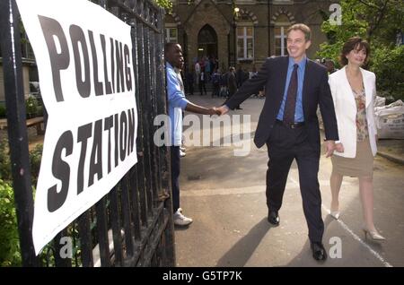 Le Premier ministre britannique Tony Blair et sa femme Cherie quittent un bureau de vote près de sa résidence officielle Downing Street à Westminster, dans le centre de Londres, après avoir voté aux élections du conseil local. * quelque 22 millions de personnes à travers le pays ont le droit de voter dans environ 6,000 sièges dans 174 autorités, dans ce qui est le plus grand test de l'opinion publique depuis l'élection générale de juin dernier. 31/10/04: Downing Street a cherché à faire des propositions que Blair pourrait appeler à des élections générales anticipées au début de l'année prochaine. Le Sunday Telegraph et le Sunday Times ont tous deux signalé que le Prime Banque D'Images