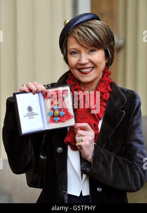 Madame Catherine Meyer détient fièrement la médaille de son Commandant de l'Empire britannique (CBE), après qu'elle lui ait été remise par le Prince de Galles lors de la cérémonie d'investiture au Palais de Buckingham, dans le centre de Londres. Banque D'Images