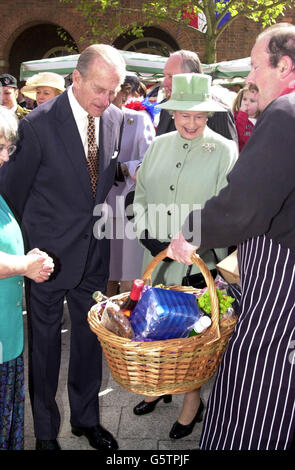 La reine Elizabeth II de Grande-Bretagne et le duc d'Édimbourg rencontrent des adeptes du puits de forage sur un marché agricole à Taunton, dans le Somerset, le deuxième jour d'une excursion de quinze jours pour célébrer son Jubilé d'or.La Reine a rencontré aujourd'hui Doreen Hardman, l'infirmière qui s'occupait de son père, le roi George VI*... après avoir été frappé par le cancer du poumon en 1951. Banque D'Images