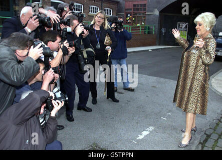 L'actrice Julie Goodyear alias Bet Lynch pose pour les photographes sur le set de Coronation Street à Granada Studios à Manchester pour marquer son retour au savon. Banque D'Images