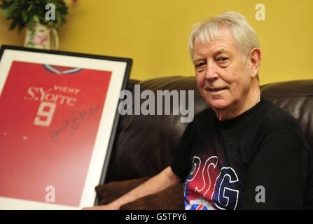 Football - Jantzen Derrick - Bristol.Jantzen Derrick, ancien PSG et joueur de Bristol City, pose avec une chemise encadrée, chez lui à Bristol. Banque D'Images