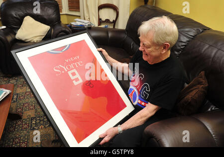Football - Jantzen Derrick - Bristol.Jantzen Derrick, ancien PSG et joueur de Bristol City, pose avec une chemise encadrée, chez lui à Bristol. Banque D'Images