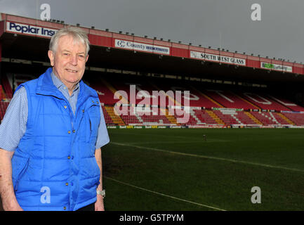 Jantzen Derrick, ancien PSG et joueur de Bristol City, pose au sol de Bristol City, à la porte Ashton, à Bristol. Banque D'Images