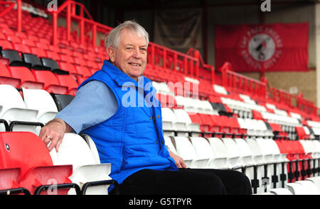 Jantzen Derrick, ancien PSG et joueur de Bristol City, pose au sol de Bristol City, à la porte Ashton, à Bristol. Banque D'Images