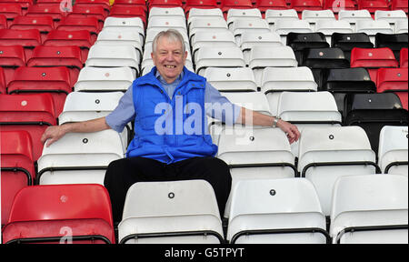 Jantzen Derrick, ancien PSG et joueur de Bristol City, pose au sol de Bristol City, à la porte Ashton, à Bristol. Banque D'Images