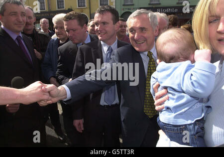 Le Premier ministre irlandais et le leader Fianna Fail, Bertie Ahern, se canvases pour sa campagne électorale, en Virginie, dans le comté de Cavan. Banque D'Images