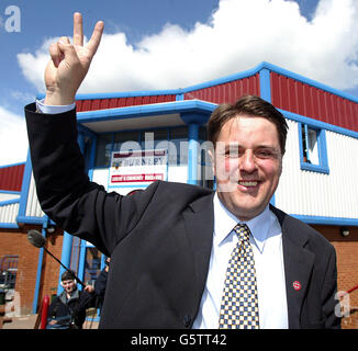 Nick Griffin, dirigeant du BNP, célèbre Terence Grogan en remportant un siège dans le quartier de Gankow, Burnley, à l'extérieur du bureau du comte de Turf Moor, Burnley FC. Banque D'Images