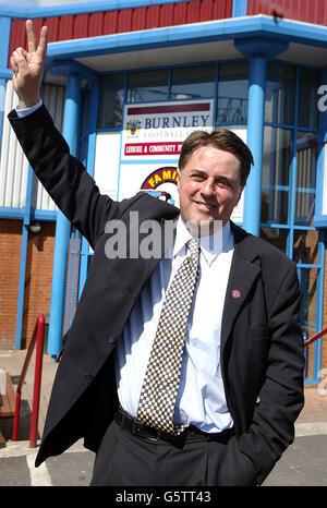 Nick Griffin, dirigeant du BNP, célèbre Terence Grogan en remportant un siège dans le quartier de Gankow, Burnley, à l'extérieur du bureau du comte de Turf Moor, Burnley FC. Banque D'Images