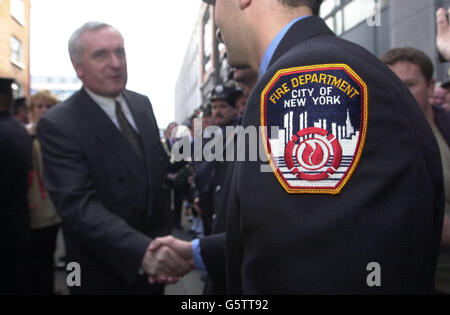 Le premier ministre irlandais Bertie Ahern rencontre des membres invités du service des incendies de la ville de New York, à l'extérieur de la caserne de pompiers de Townsend Street à Dublin. Banque D'Images