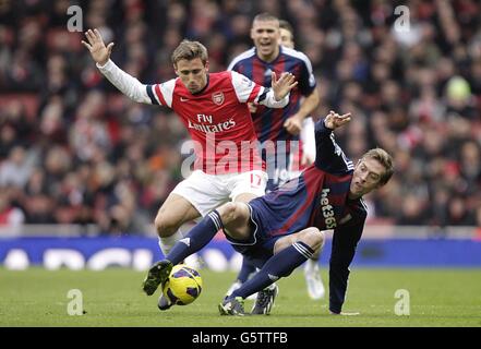 Football - Barclays Premier League - Arsenal / Stoke City - Emirates Stadium.Nacho Monreal d'Arsenal (à gauche) et Peter Crouch de Stoke City (à droite) en action Banque D'Images