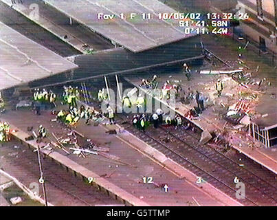 Hertfordshire police photo de la scène à la gare de Potters Bar, dans la banlieue nord de Londres, où un déraillement a envoyé un chariot de passagers se déversant latéralement sur deux plates-formes. *six personnes sont mortes dans l'accident, et six autres sont en état de maladie à l'hôpital. Il s'agit du cinquième accident ferroviaire majeur de la Grande-Bretagne en cinq ans, qui s'est produit à quelques kilomètres de Hatfield, où quatre personnes sont mortes lorsqu'un GNER express est sorti des rails en octobre 2000. Banque D'Images