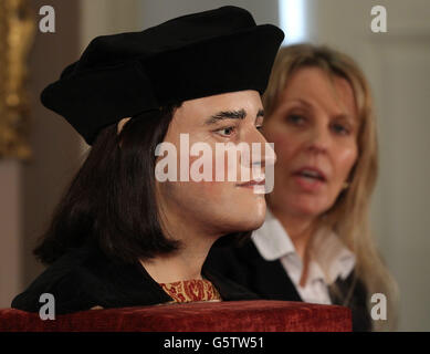 Philippa Langley, auteur du projet « recherche de Richard III », avec le visage du roi Richard III, dévoilé aux médias à la Société des antiquaires, Londres, après que des tests ont établi qu'un squelette trouvé sous le parking de Greyfriars à Leicester était celui du roi Richard III Banque D'Images