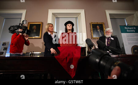 Philippa Langley, auteur du projet « recherche de Richard III », pose pour les photographes le visage du roi Richard III dévoilé aux médias à la Society of Antiquaries, Londres, après que des tests ont établi qu'un squelette trouvé sous le parking de Greyfriars à Leicester était celui du roi Richard III Banque D'Images