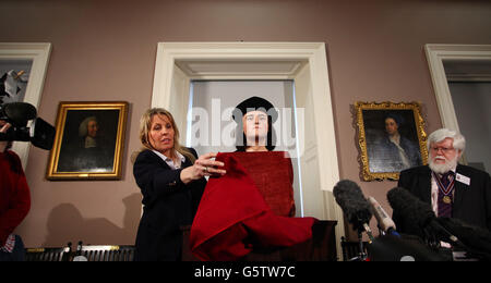 Philippa Langley, auteur du projet « recherche de Richard III », pose pour les photographes le visage du roi Richard III dévoilé aux médias à la Society of Antiquaries, Londres, après que des tests ont établi qu'un squelette trouvé sous le parking de Greyfriars à Leicester était celui du roi Richard III Banque D'Images