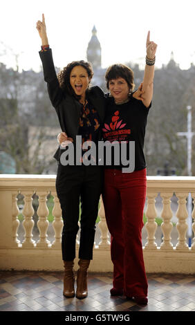 Thandie Newton (L) et Eve Ensler (R) assistent à un appel photo pour promouvoir un milliard de personnes, un mouvement mondial de base visant à mettre fin à la violence envers les femmes et les filles tenu à l'ICA, le Mall, Londres. Banque D'Images