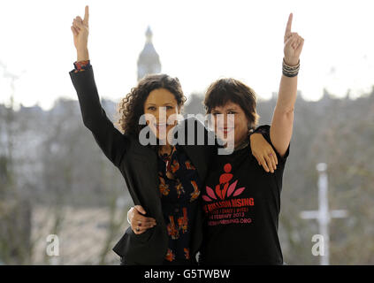 Thandie Newton (L) et Eve Ensler (R) assistent à un appel photo pour promouvoir un milliard de personnes, un mouvement mondial de base visant à mettre fin à la violence envers les femmes et les filles tenu à l'ICA, le Mall, Londres. Banque D'Images