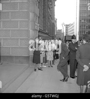 Le Dr Stephen Ward passe devant un groupe de spectateurs, dont beaucoup de femmes, alors qu'il était confronté à la deuxième journée de son procès Old Bailey à Londres, sous des accusations de vice-président. L'ostéopathe de 50 ans a plaidé non coupable aux cinq chefs d'accusation. Banque D'Images