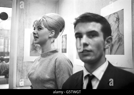 Mandy Rice-Davies et John Andrew Hamilton Marshall à l'avant-première d'une exposition de portrait par l'artiste et ostéopathe Dr Stephen Ward - qui est devenu une figure centrale dans l'affaire Profumo.M. Marshall a été traité comme un témoin hostile à la suite d'un différend au sujet de la preuve au cours de l'audience du Dr Ward. Banque D'Images