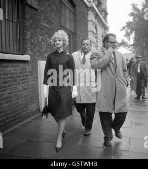 Mandy Rice-Davies, 18 ans, quitte le tribunal de juridiction judiciaire de Marylebone à Londres après avoir témoigné au procès du Dr Stephen Ward. Banque D'Images