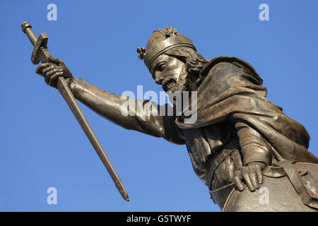 Une statue de bronze du roi Alfred le Grand dans Winchester High Street dans le Hampshire. Les archéologues de l'Université de Winchester ont fait une demande pour exhumer et étudier les os soupçonnés de se trouver dans une tombe non marquée à l'église Saint-Bartholomew à Winchester, pour savoir s'ils sont le légendaire roi saxon Alfred le Grand. Banque D'Images