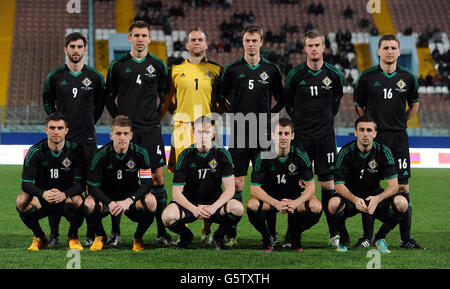 En Irlande du Nord (rangée arrière de gauche à droite), Grigg, Gareth McAuley, Alan Mannus, Jonny Evans, Chris Brunt, Alex Bruce, (rangée avant) Aaron Hughes, Steven Davis, Shane Ferguson, Gareth McAuley et Danny Lafferty s'alignent devant l'International friendly au stade national de Ta'Qali, Vallette, Malte. Banque D'Images