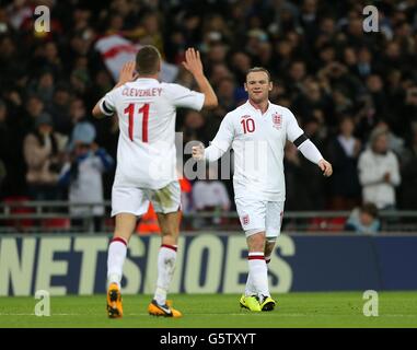 Wayne Rooney (à droite), en Angleterre, célèbre le premier but de son camp Du jeu avec Tom Cleverley coéquipier (à gauche) Banque D'Images