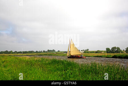 Un yacht de voile contre le vent sur la rivière Bure à Upton, Norfolk, Angleterre, Royaume-Uni. Banque D'Images