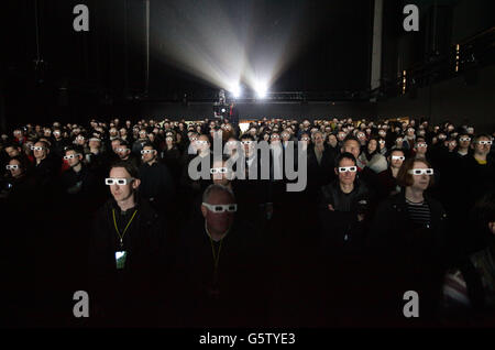 Le public portant des lunettes 3-D regardant les pionniers allemands de la musique électronique Kraftwerk jouer au turbine Hall de Tate Modern, à Londres. Banque D'Images