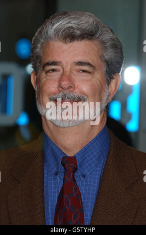 George Lucas arrive pour la première caritative de Star Wars: Episode II - attaque des clones à l'Odeon Leicester Square à Londres. Banque D'Images