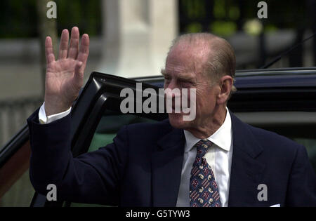 Le duc d'Édimbourg arrive à l'église d'Irlande de Sainte-Anne à Belfast avec la reine pour la première fois du dernier jour de leur Jubilé Tour d'Irlande du Nord. Les principaux politiciens d'Irlande du Nord, le premier ministre David Trimble, le premier ministre adjoint Mark Durkan. *...les ministres et les membres de l'Assemblée de Stormont faisaient partie de la congrégation spécialement invitée, dont beaucoup étaient nommés par les quatre églises principales. Banque D'Images