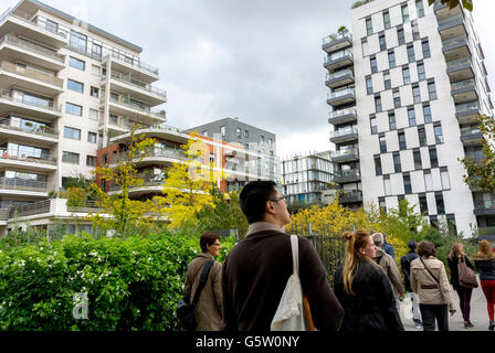 Paris, France, Français en visite Nouveau projet d'architecture moderne, quartier de 'Paris Rive gauche', logement au quartier Massena, (crédit architecte: Christian de Portzamparc) nouveau bâtiment, construction écologique, bâtiment vert Architecture écologique moderne france Banque D'Images