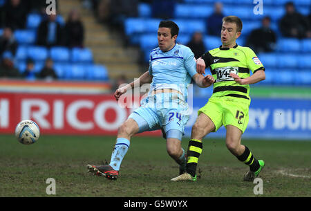 Football - npower football League One - Coventry City / Yeovil Town - Ricoh Arena.Richard Wood de Coventry et Paddy Madden de Yeovil Town Banque D'Images