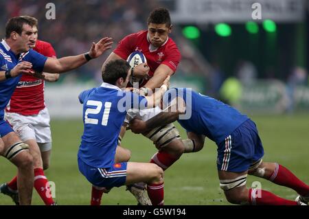 Rugby Union - RBS 6 Nations Championship 2013 - France / pays de Galles - Stade de France.Toby Faletau (au centre), pays de Galles, est abordé par Jocelino Suta (à droite) et Jocelino Suta (au centre) Banque D'Images