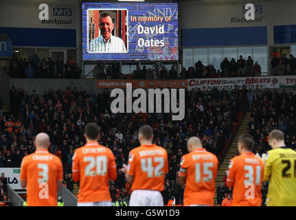 Les joueurs de Blackpool et de Millwall observent des applaudissements de quelques minutes en mémoire De radio 5 présentateur en direct David Oates Banque D'Images