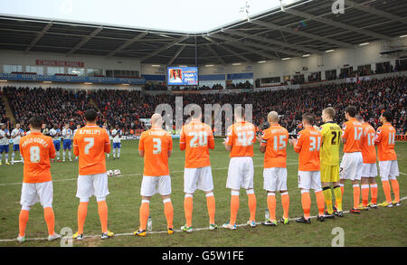 Les joueurs de Blackpool et de Millwall observent des applaudissements de quelques minutes en mémoire De radio 5 présentateur en direct David Oates Banque D'Images