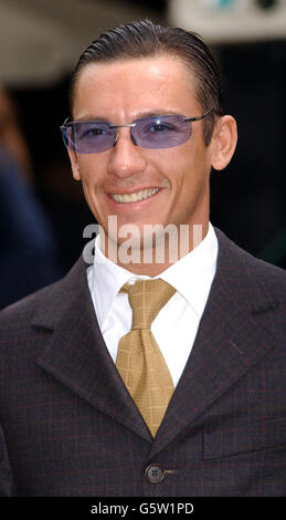 Champion Jockey Frankie Dettori pose lors du lancement du service Internet Tiscali 10.0, à Covent Garden, dans le centre de Londres, où 10,000 ballons ont été libérés.Dix ballons ont des billets liés à eux qui valent 10,000 chacun. Banque D'Images