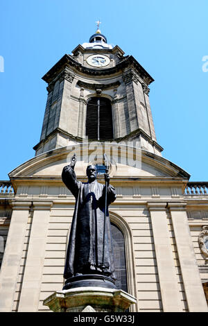 Vue de la cathédrale St Philips et clocher d'une statue de Charles Gore le premier évêque de Birmingham, Birmingham, Royaume-Uni. Banque D'Images