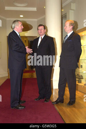 Irlande du Nord le Premier ministre David Trimble (au centre) assiste à sa rencontre régulière avec le premier ministre irlandais Bertie Ahern (à gauche) à la Leinster House à Dublin, accompagné de Sir Reg Empey à l'approche de l'élection générale de la République d'Irlande. Banque D'Images