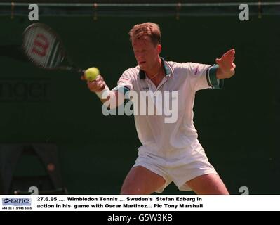 27.6.95. Tennis de Wimbledon. Stefan Edberg de Suède en action dans son jeu avec Oscar Martinez Banque D'Images