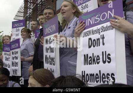 Dave Prits (5e à partir de la gauche) le secrétaire général de L'UNISSON (le syndicat de la fonction publique) avec des infirmières au bureau de logement du conseil municipal de Tower Hamlets à Mile End, dans l'est de Londres ce matin. * les infirmières protestaient contre les plans visant à les expulser de leur maison dans le quartier de Mile End, où jusqu'à 199 travailleurs de la santé vivent dans un logement abordable, sûr et pratique à l'intérieur de l'hôpital. Le syndicat craint qu'avec le plan d'expulsion en vigueur, les infirmières ne puissent pas se permettre de vivre dans la région où elles travaillent, les forçant à quitter leur foyer et leur emploi. Banque D'Images