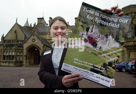 Responsable de la collecte de fonds pour le National Trust, Bella Price détient une affiche d'appel pour le domaine de Tyntesfield, à l'extérieur de la maison de campagne victorienne à Tyntesfield, près de Bristol. * le National Trust a appelé à l'aide pour lever, 20 millions nécessaires pour sauver la maison de campagne victorienne et la propriété qui est en vente. La maison et le domaine a été décrit comme un victorien gothique Extravaganza, est sur le marché après la mort du propriétaire, Lord Wraxall. Banque D'Images