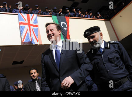 Le Premier ministre David Cameron rencontre des recrues dans un collège de formation de la police à Tripoli, en Libye. Banque D'Images