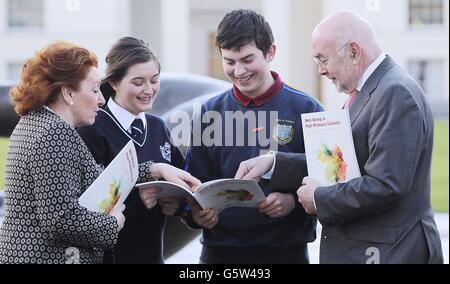 La ministre de l'éducation, Ruairi Quinn, et la sous-ministre du ministère de la Santé, Kathleen Lynch, avec Mihai Cadere (au centre à droite), 18 ans, de l'école O'Connell, Dublin et Nadine Connors (au centre à gauche), 16 ans, de l'école secondaire Mount Carmel lors du lancement du programme « bien-être dans les écoles post-primaires :Lignes directrices pour la promotion de la santé mentale et la prévention du suicide au ministère de l'éducation et des compétences, Marlborough Street, Dublin. Banque D'Images