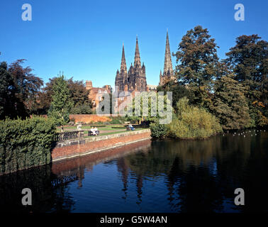 Cathédrale de l'église de la Bienheureuse Vierge Marie et de St Chad avec les jardins du souvenir vue sur piscine Minster, Lichfield. Banque D'Images