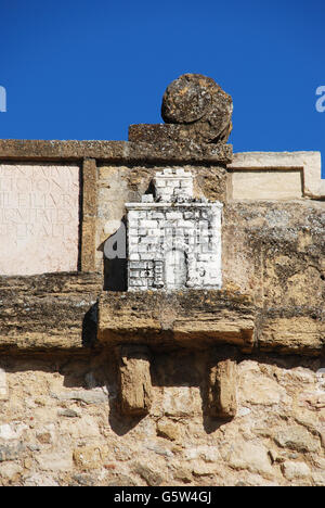 Château sculpture en haut de l'écran géant (Arco de los Gigantes), Antequera, la province de Malaga, Andalousie, Espagne, Europe. Banque D'Images