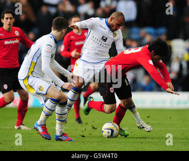 Le Kim Bo-Kyung de Cardiff City est affronté par Rodolph Austin (au centre) de Leeds United lors du match de championnat de la npower football League à Elland Road, Leeds. Banque D'Images