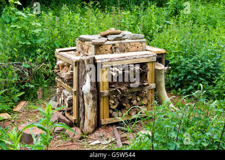 Bug/insecte hôtel. Construit avec des matériaux naturels pour créer un habitat pour les insectes et les petits animaux. Banque D'Images