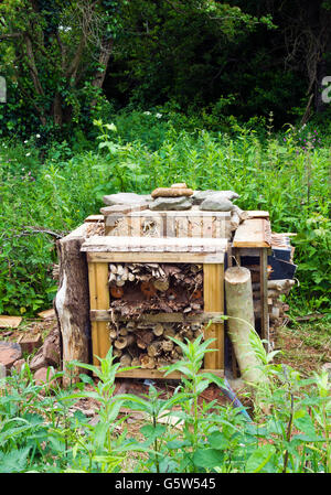 Bug/insecte hôtel. Construit avec des matériaux naturels pour créer un habitat pour les insectes et les petits animaux. Banque D'Images